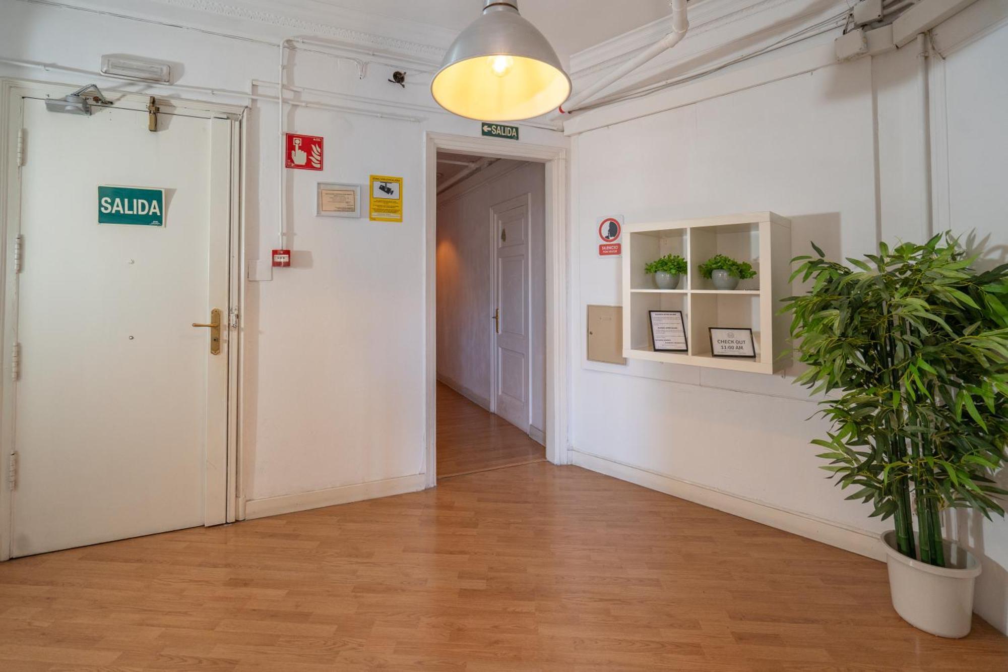 Wow Hostel Barcelona Exterior photo