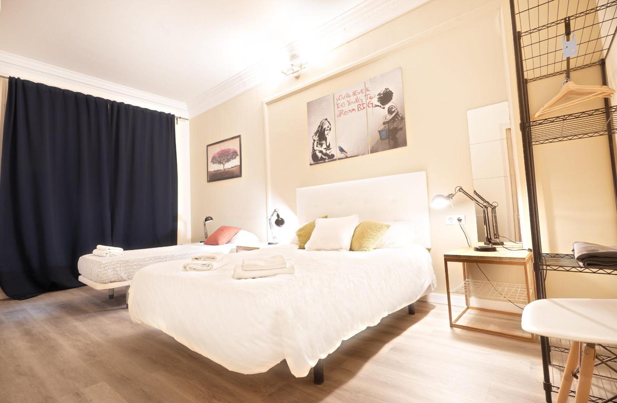 Wow Hostel Barcelona Exterior photo